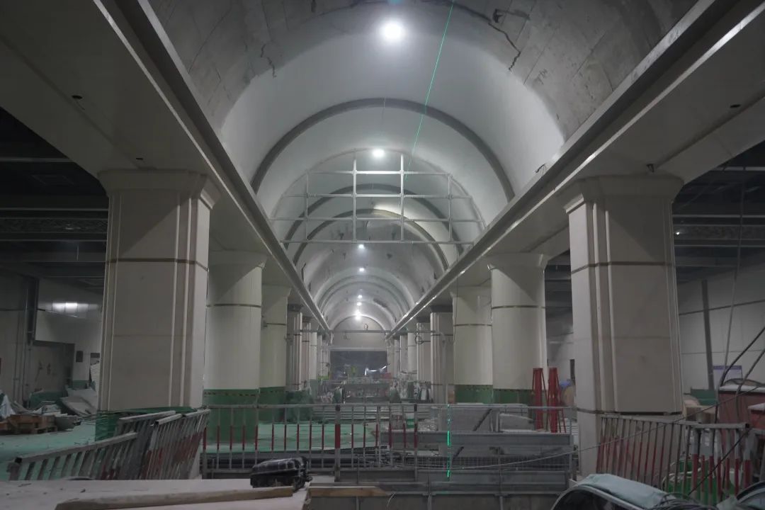 程功250623—地铁17号线中段永安里站“长轨通”。1
